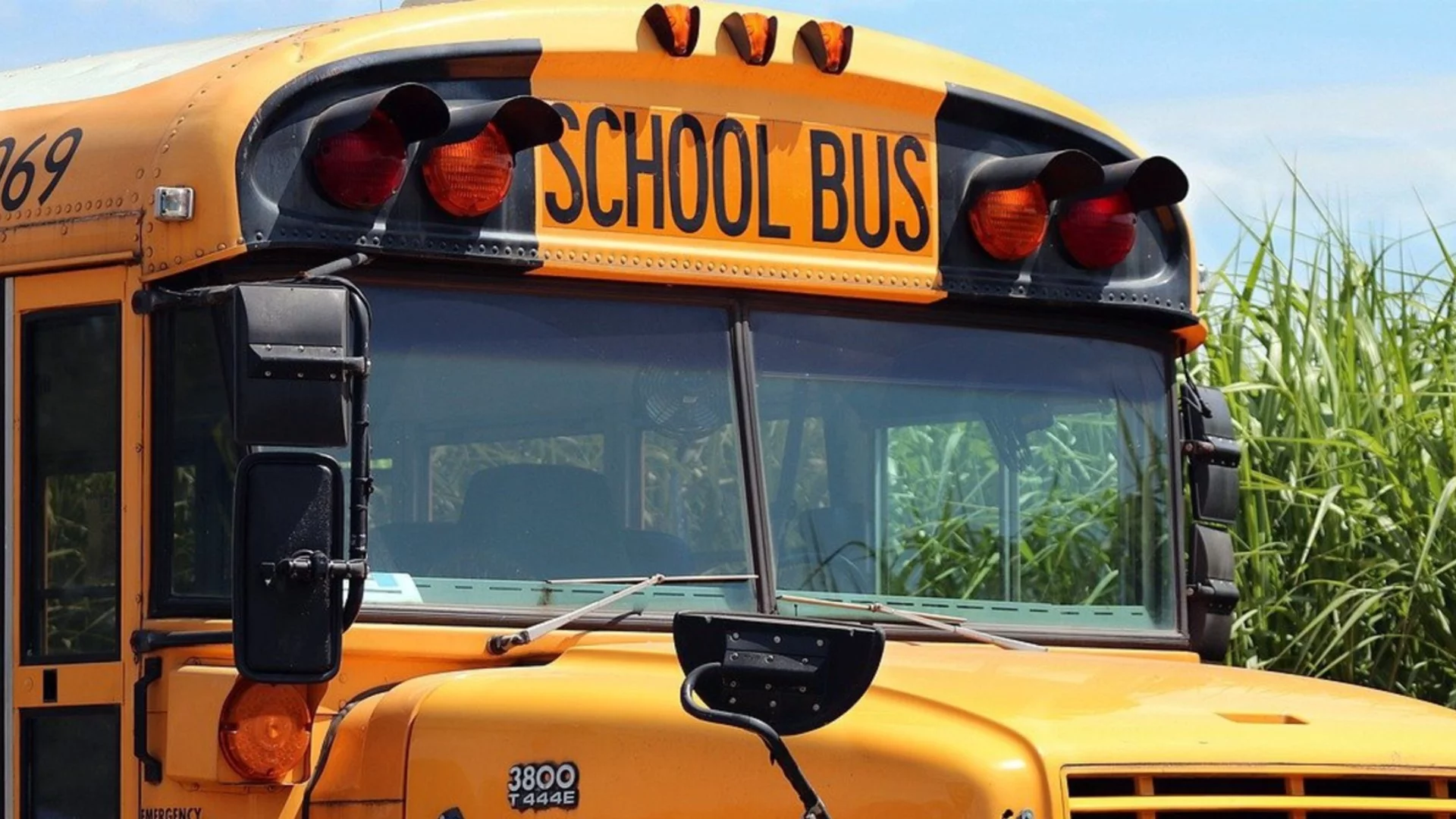 Училищен автобус излезе от пътя и попадна в поток