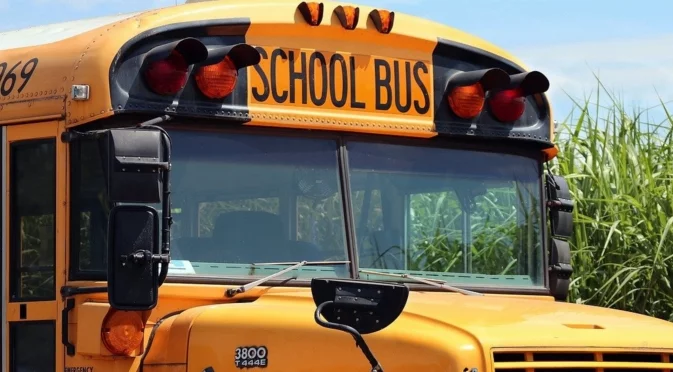 Училищен автобус излезе от пътя и попадна в поток