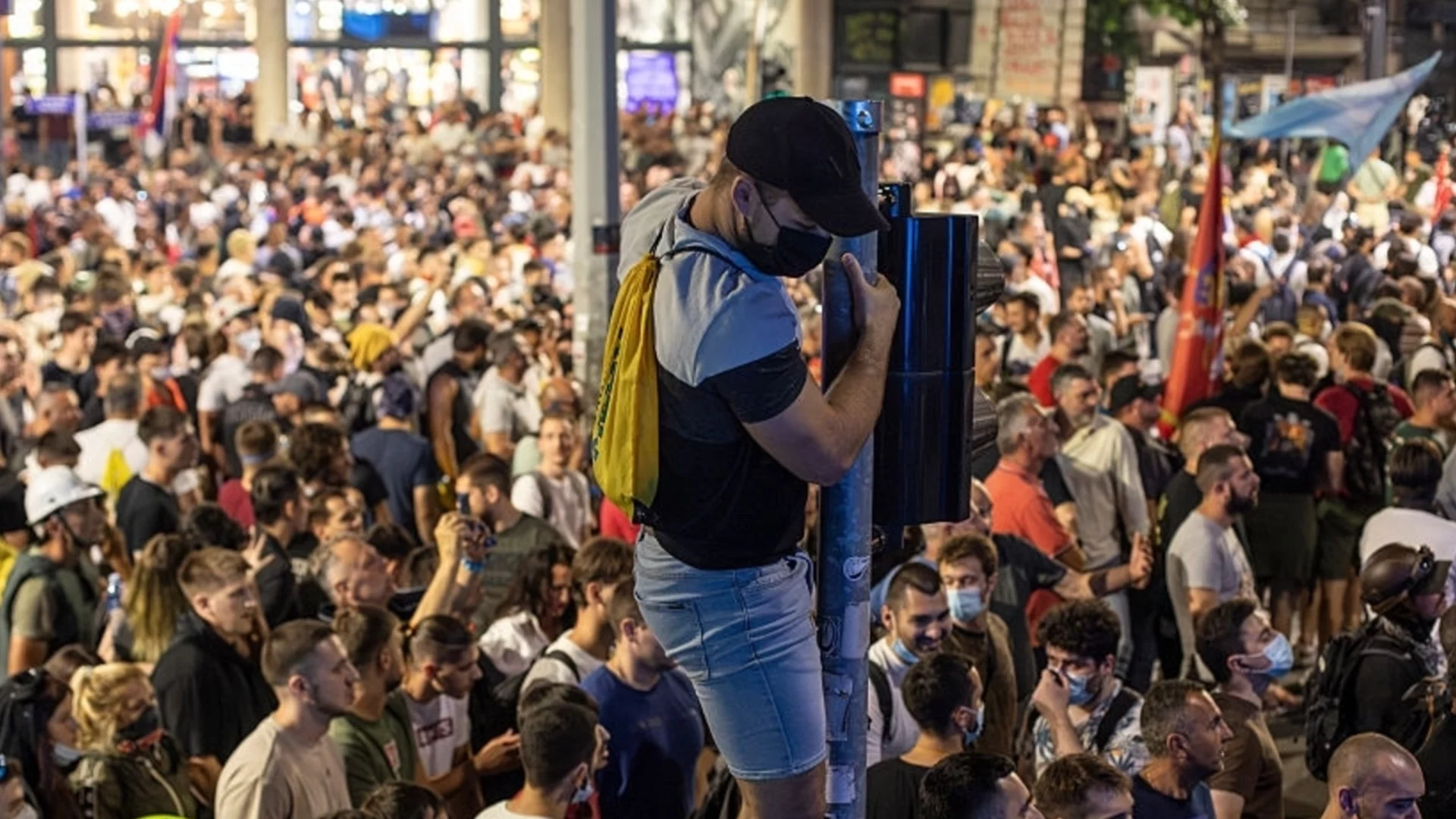 Студентите от Сърбия разпънаха матраците и спаха на улицата (ВИДЕО)