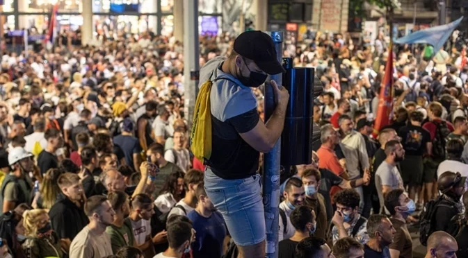 Студентите от Сърбия разпънаха матраците и спаха на улицата (ВИДЕО)