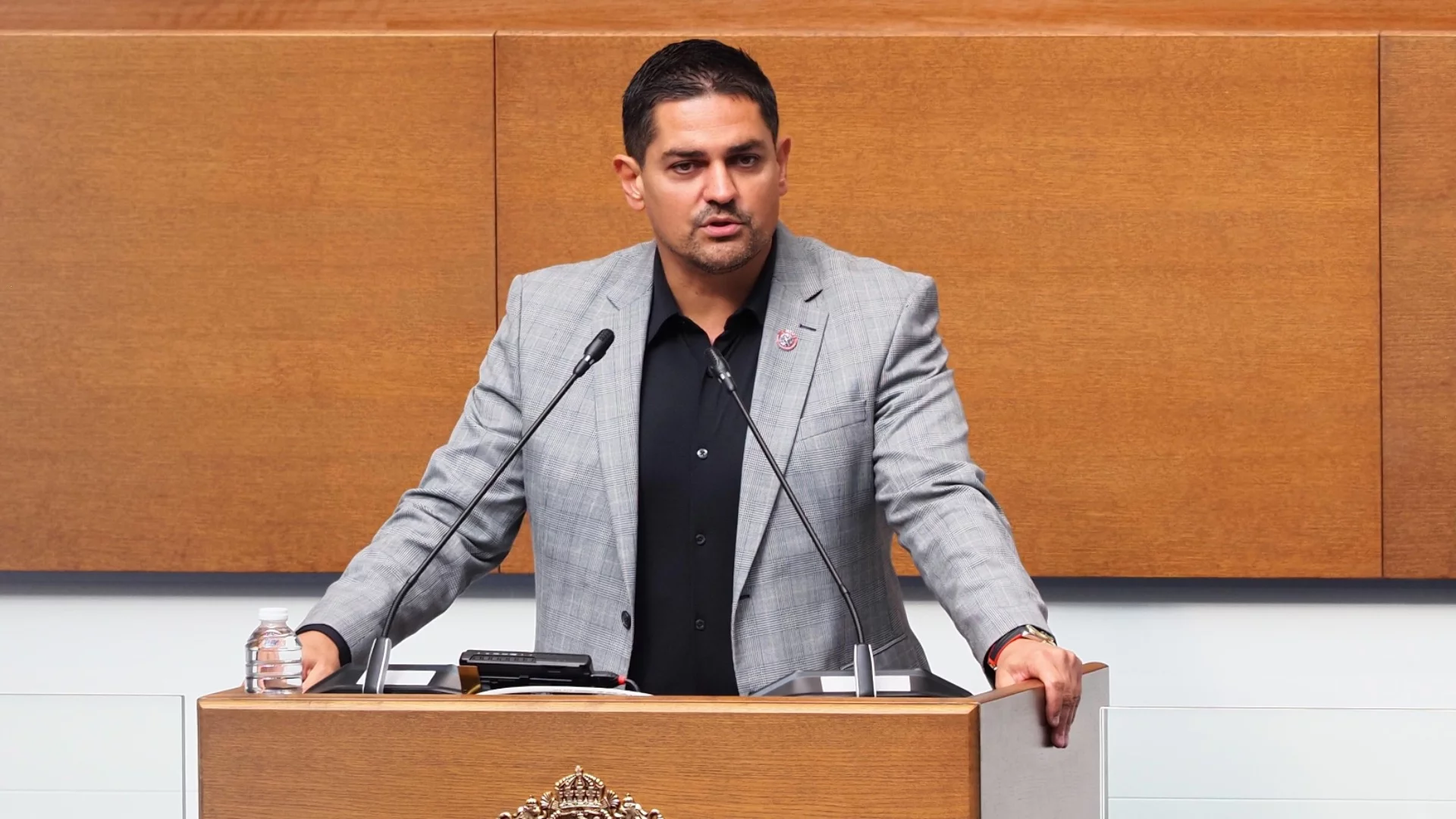 "Финансов измамник" и "селяндур": Радостин Василев и Ивелин Михайлов с "любезности" в парламента