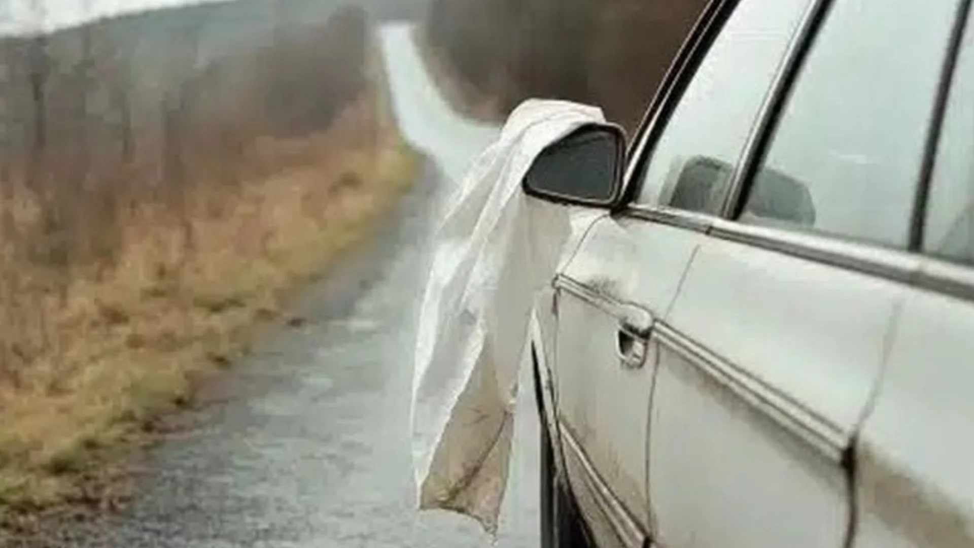 Знаете ли какво означава бяла кърпа на огледалото на колата?