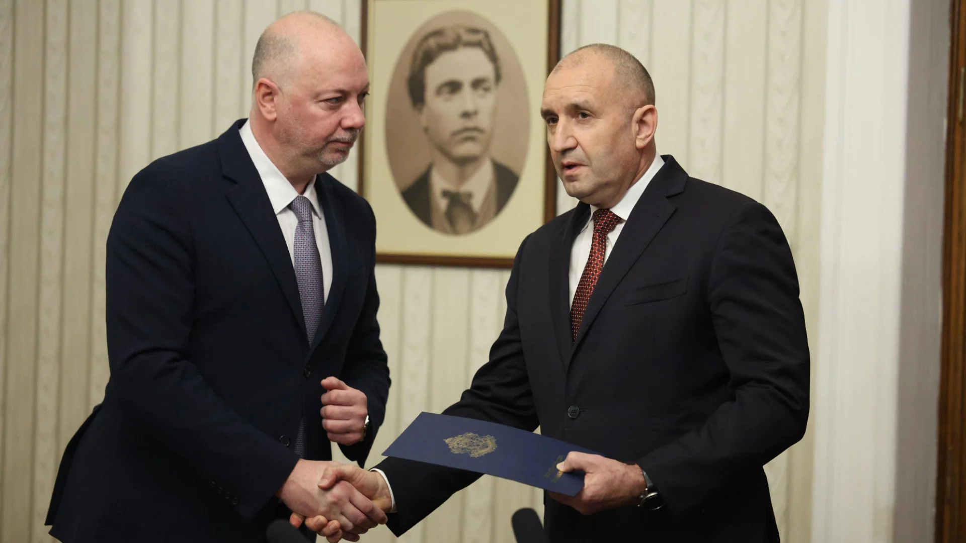 Politico: Властта в България се моли на Тръмп за "Лукойл Нефтохим", за да не дойде Радев