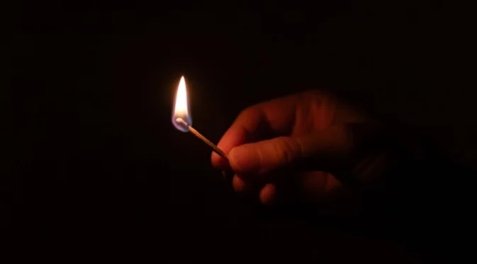 "Червеи, свиквайте": Украински командир посъветва руснаците да се запасяват с кибрит и фенерчета