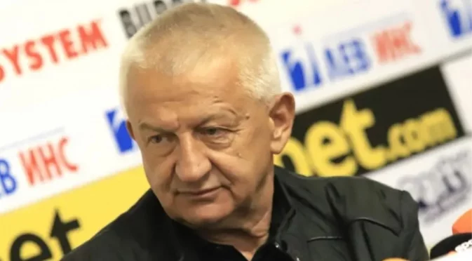 "Комоцио в рамото": Крушарски обвини Наумов в симулация и каза, че ще гони феновете на Локо Пловдив