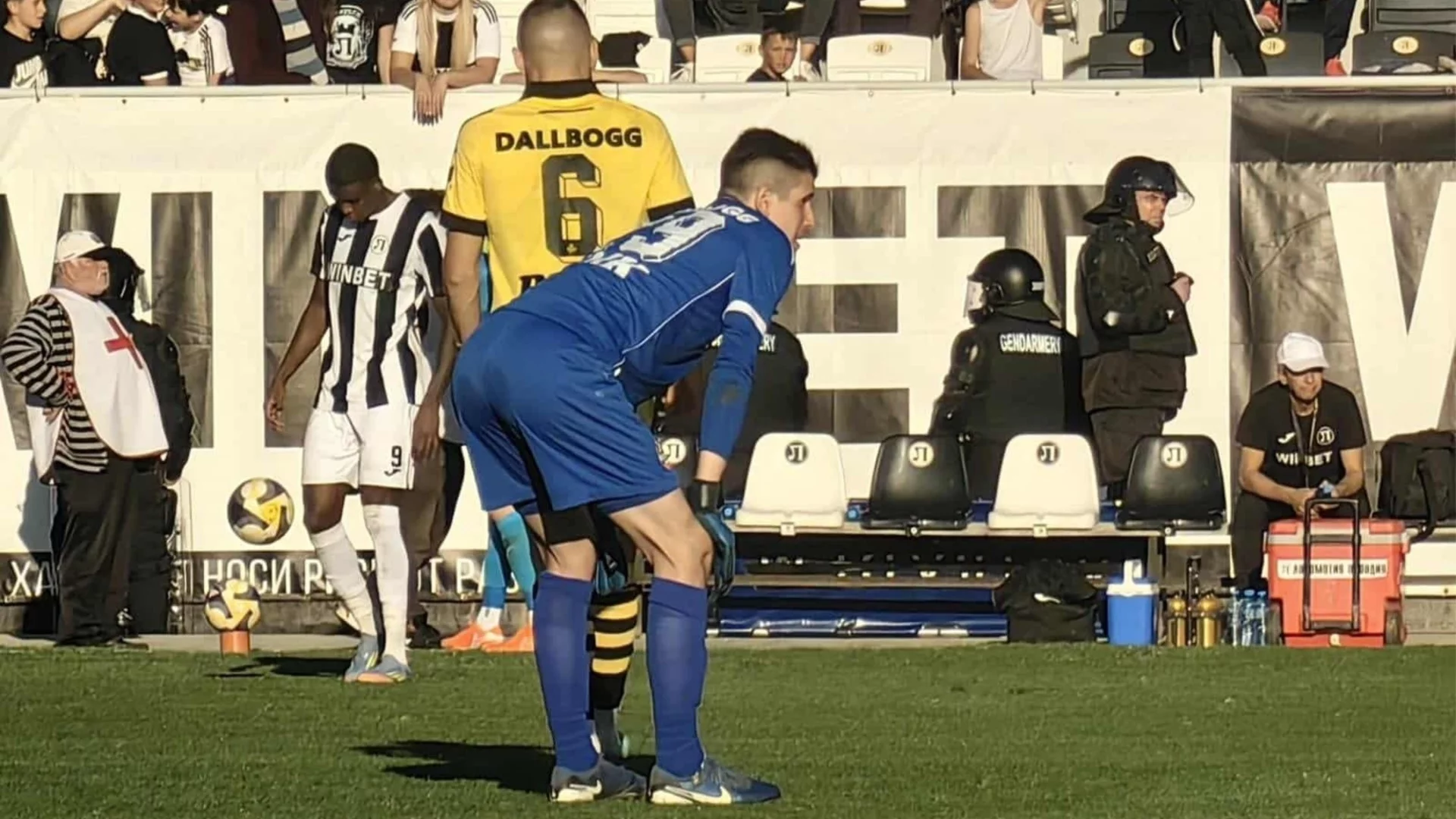 Огромен скандал в Пловдив! Прекратиха дербито, след като фен уцели играч на Ботев с бутилка в главата