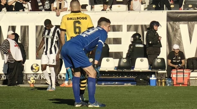 Огромен скандал в Пловдив! Прекратиха дербито, след като фен уцели играч на Ботев с бутилка в главата