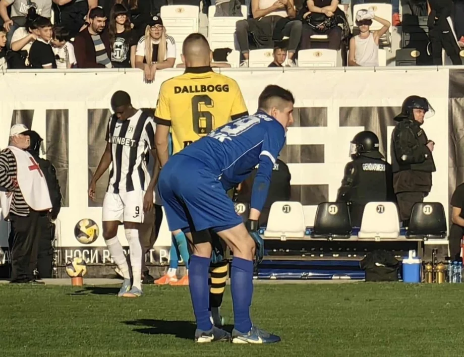 Огромен скандал в Пловдив! Прекратиха дербито, след като фен уцели играч на Ботев с бутилка в главата