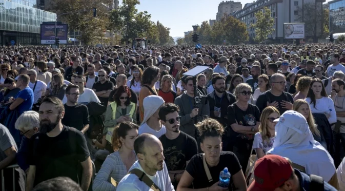 16 минути мълчание: Сърбия почита жертвите на трагедията в Нови Сад (ВИДЕО)