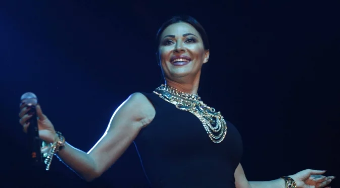 Загърната с българското знаме: Цеца предизвика буря от освирквания в Северна Македония (ВИДЕО)