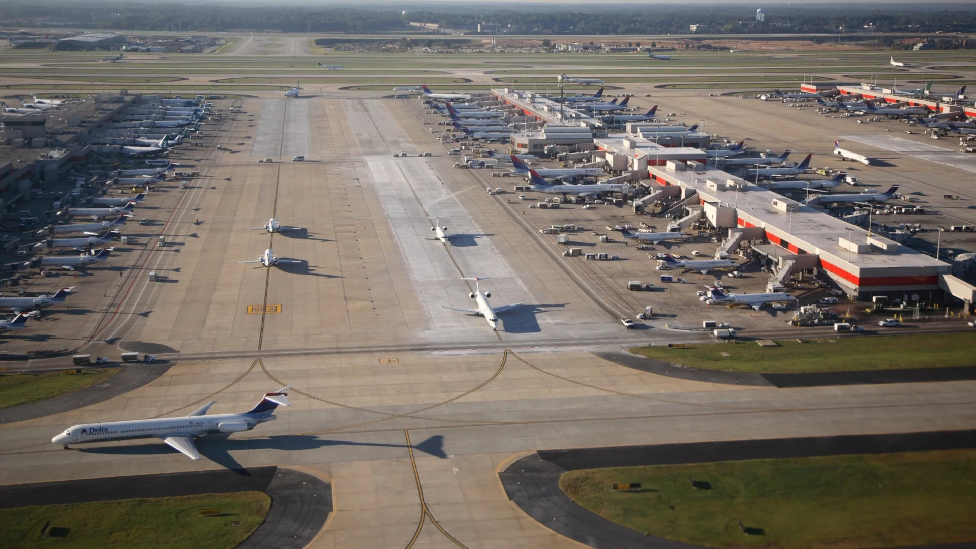 Проблеми във въздушния трафик в САЩ заради недостиг на авиодиспечери
