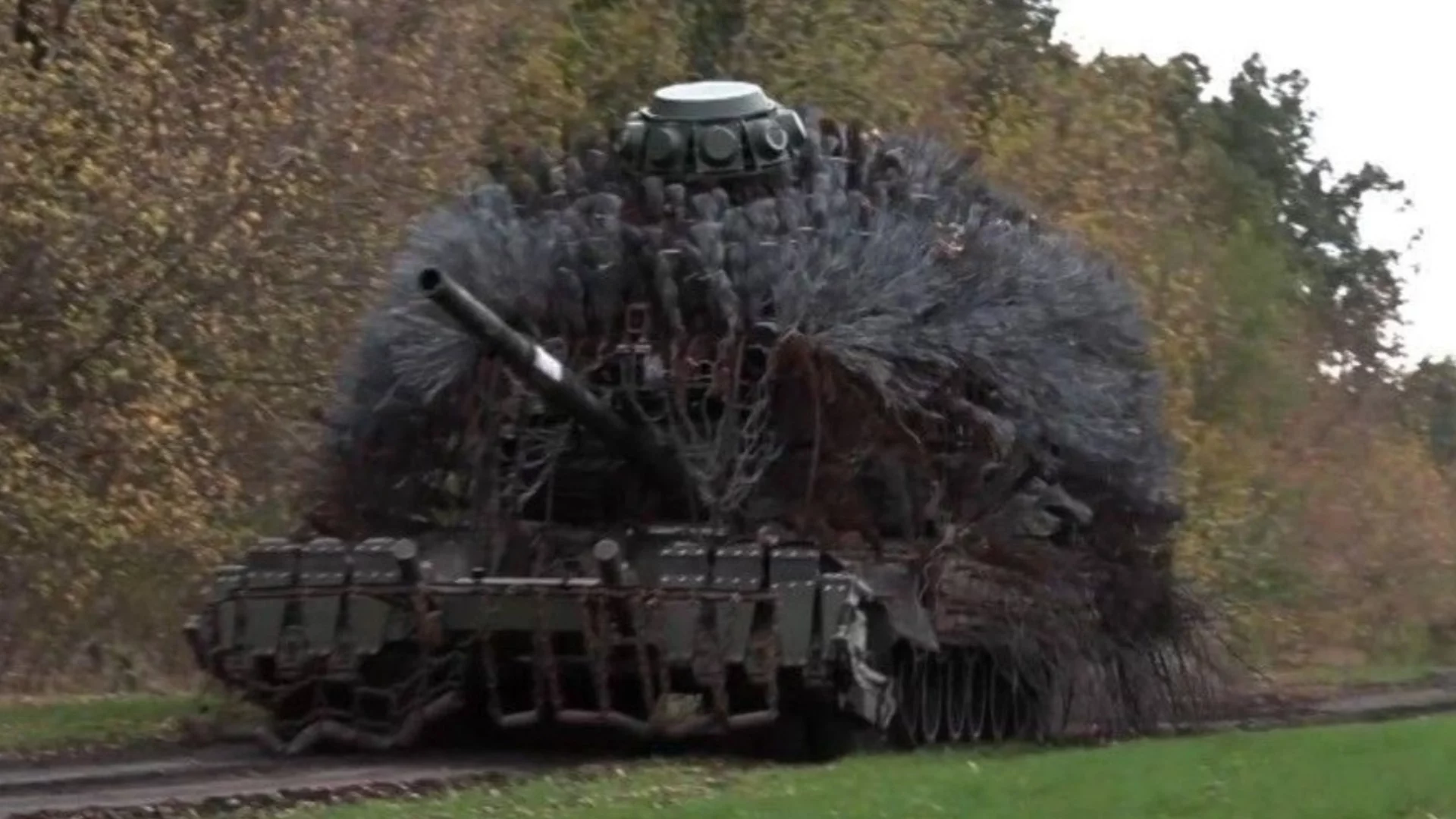 Танк-таралеж, подобен на четка за тоалетна: Руска военна иновация (ВИДЕО)