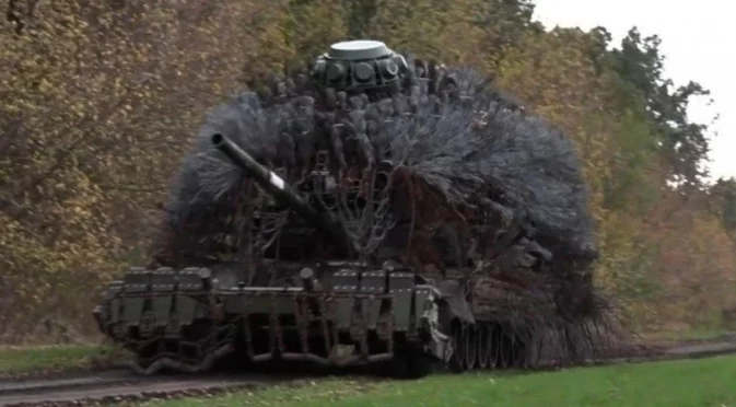Танк-таралеж, подобен на четка за тоалетна: Руска военна иновация (ВИДЕО)