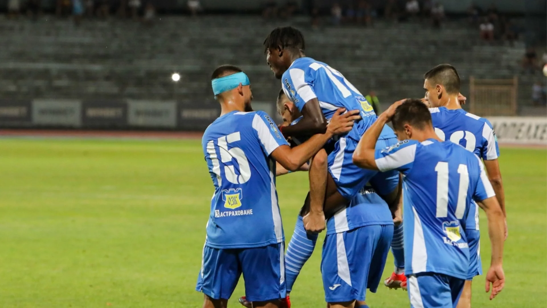 И във Втора лига лидерът не греши! 6-голово шоу с попадение на вратар между емблематични клубове (РЕЗУЛТАТИ)