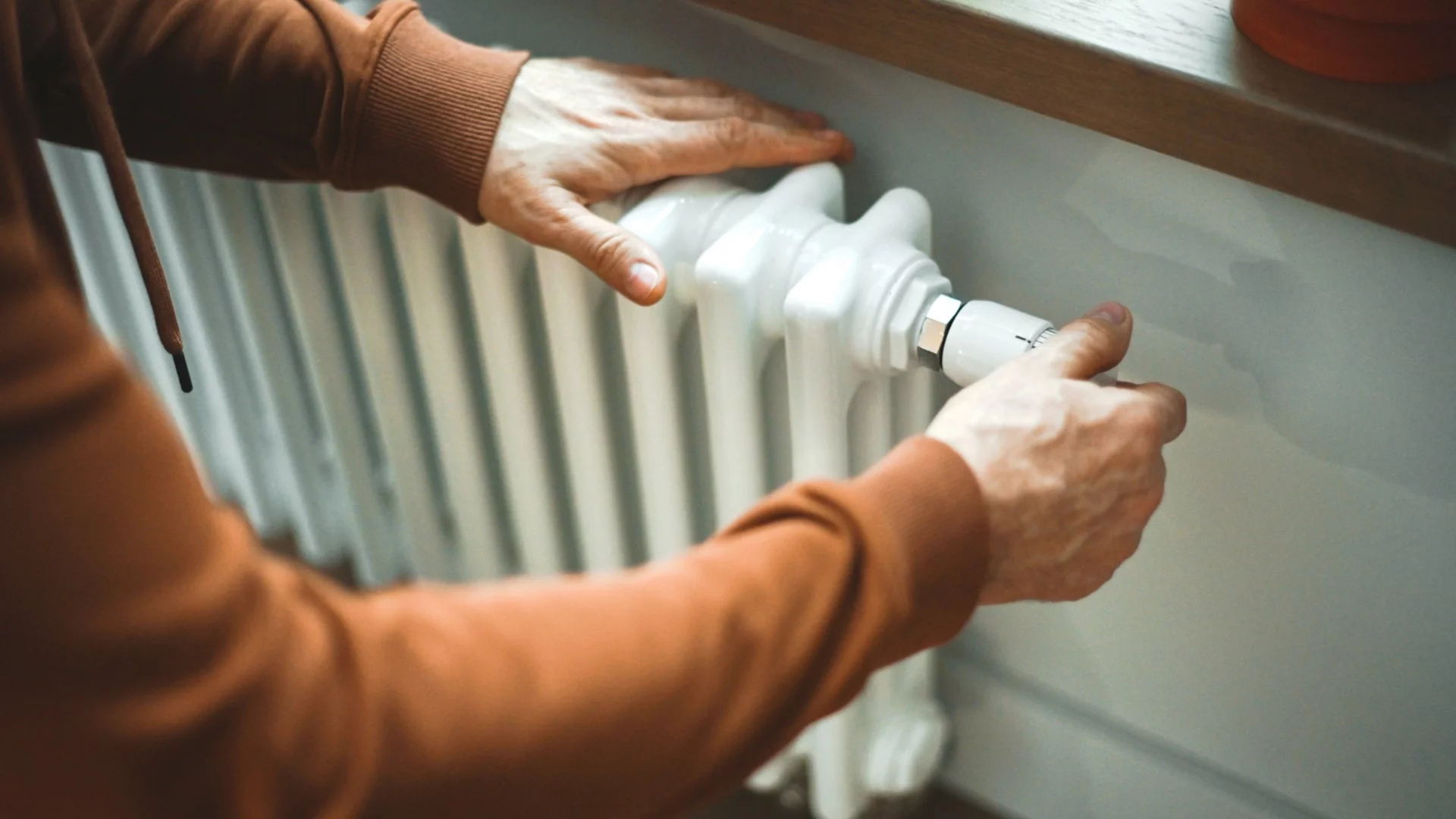 Да подготвим радиаторите: Как с някои хитрини да спестим пари от отопление
