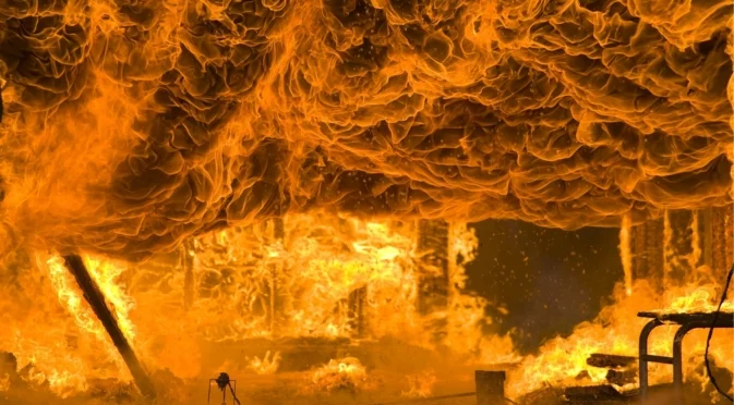 Камион изгоря в Прохода на Републиката, огънят достигна и до борова гора