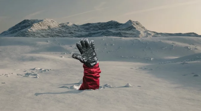 Лавина затрупа туристи в Алпите, само двама оцеляха