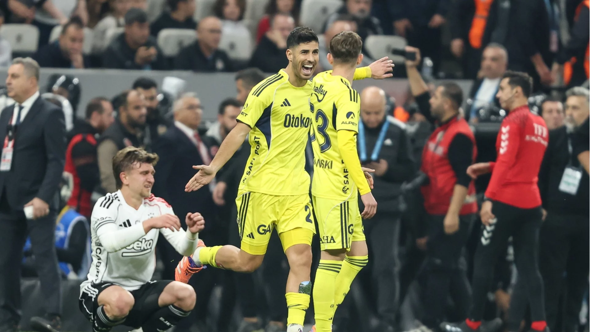 Фенербахче спечели мегадерби след обрат от 0:2! Червен картон помогна на "жълтите канарчета", които се доближиха до Галатасарай (ВИДЕО)