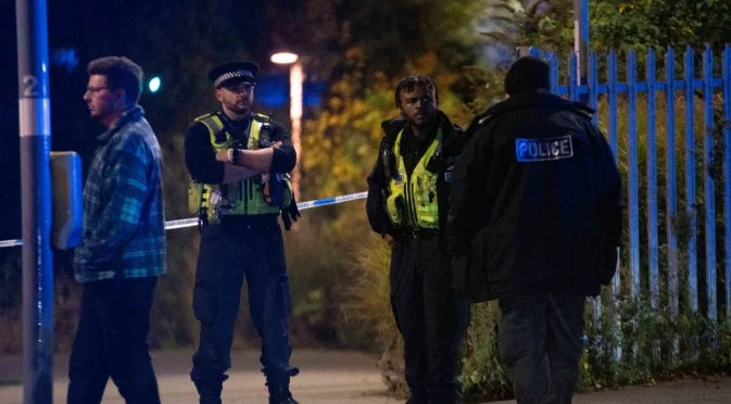 Двама арестувани за масовото нападение в британски влак. Терористичен акт ли е?