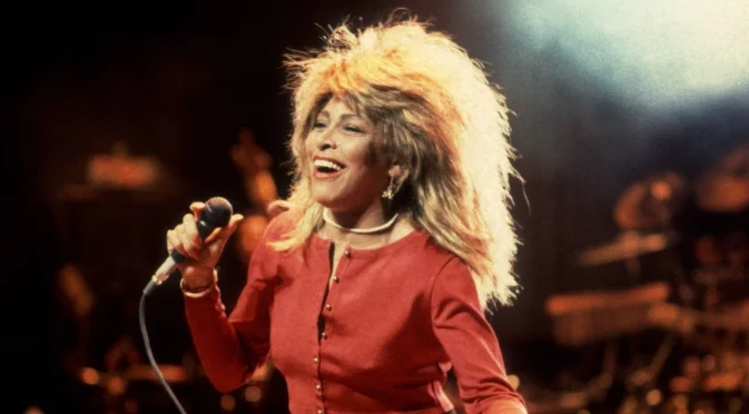 Истината зад скандалното изпълнение, при което Мик Джагър "сваля" полата на Тина Търнър