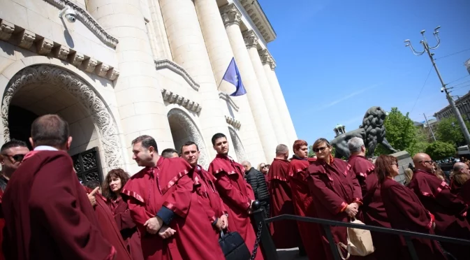 "Лукс, бонуси за над 70 000 лв. и тоги": ВСС с коментар за парите в съдебната власт