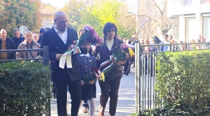 С ритуал пред паметника на Иван Вазов Плевен отбеляза Деня на народните будители