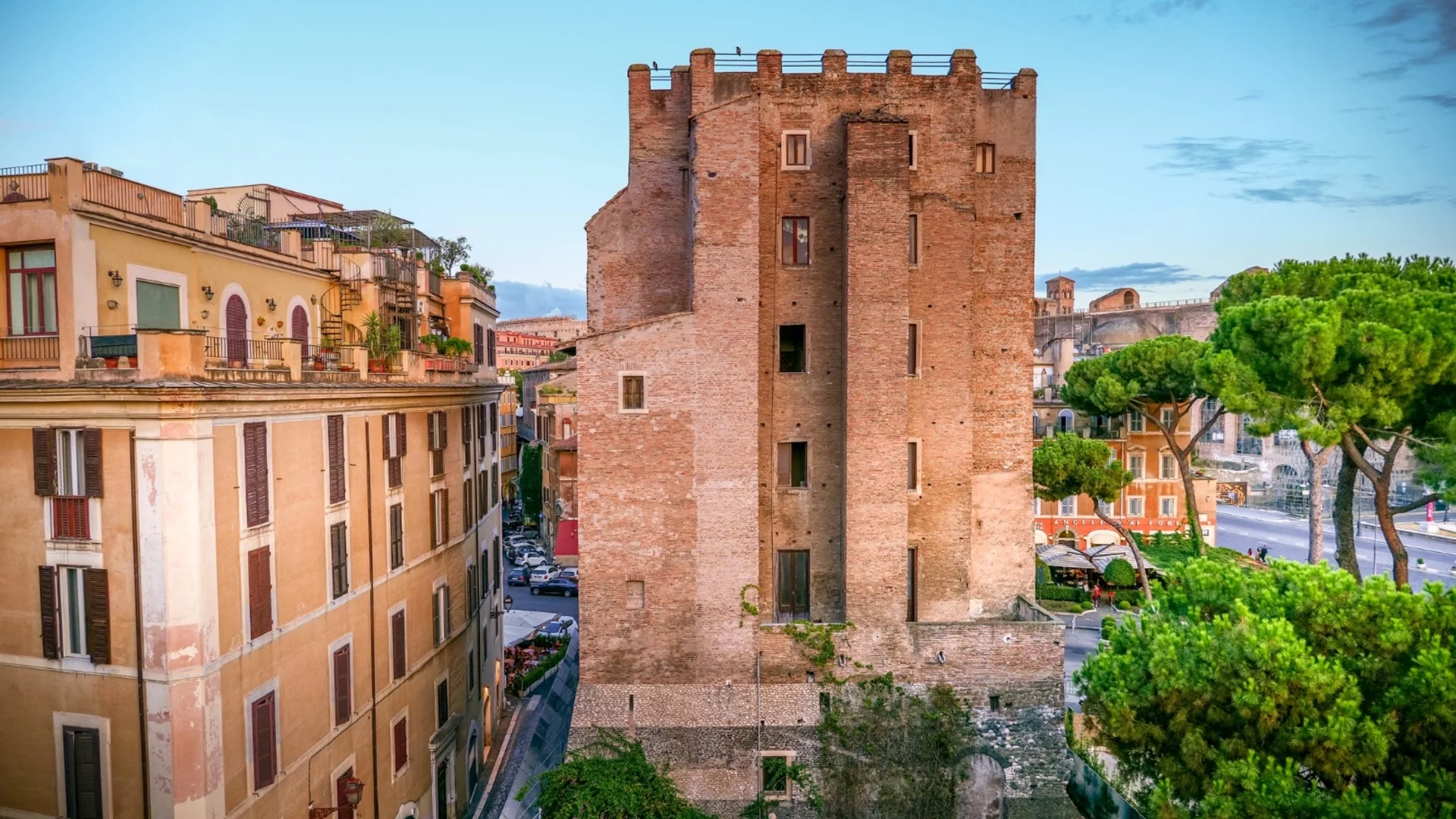 Рухна Кулата на графовете в Рим, има ранени (ВИДЕО)