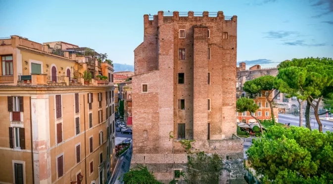 Рухна Кулата на графовете в Рим, има ранени (ВИДЕО)