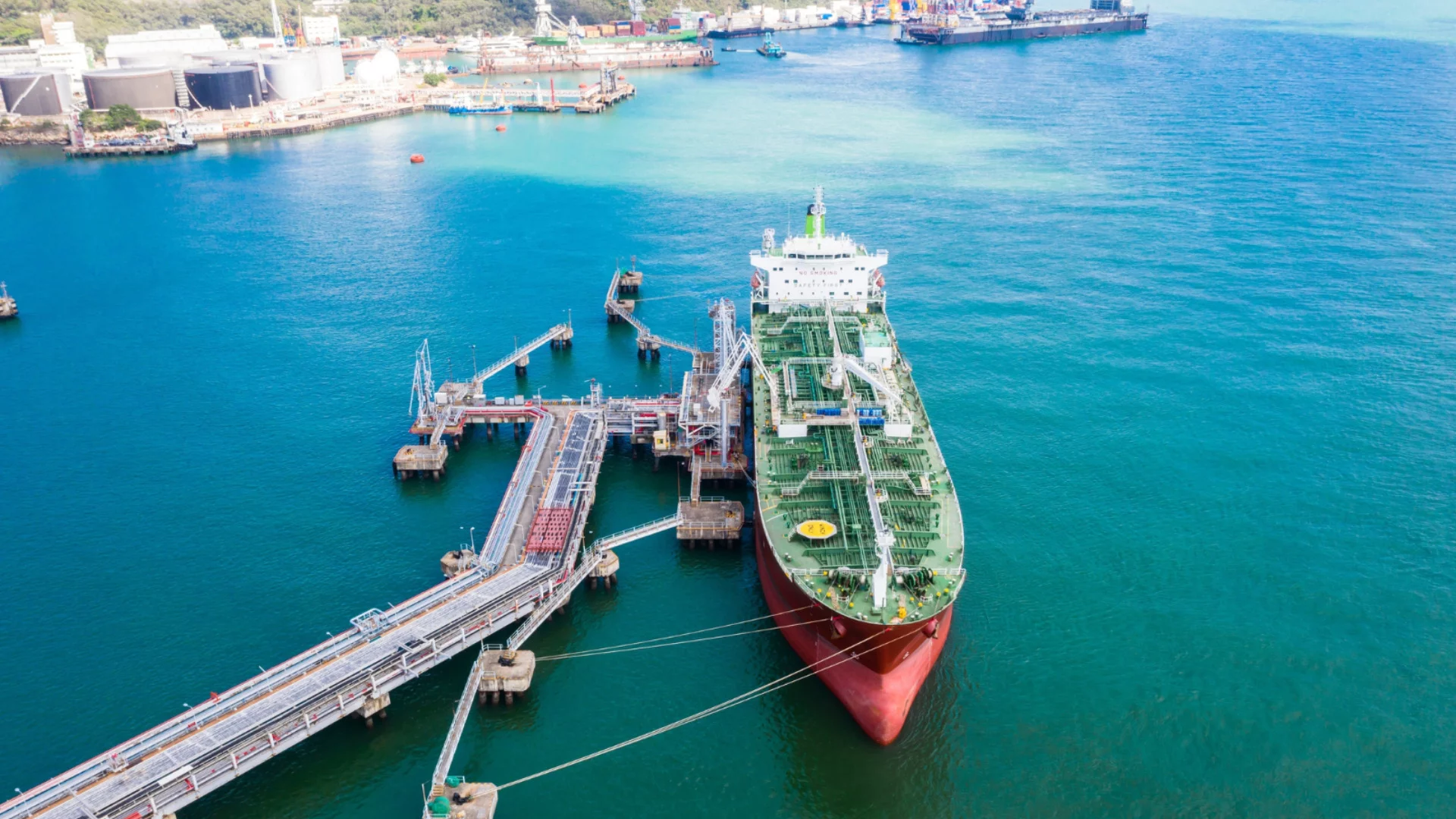 Пожари на три танкера, потопен по-малък кораб - нови данни за украинския удар по руското пристанище Туапсе