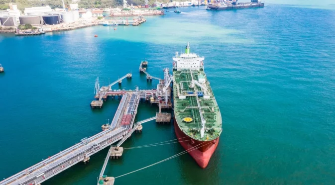 Пожари на четири танкера, потопен по-малък кораб - нови данни за украинския удар по руското пристанище Туапсе