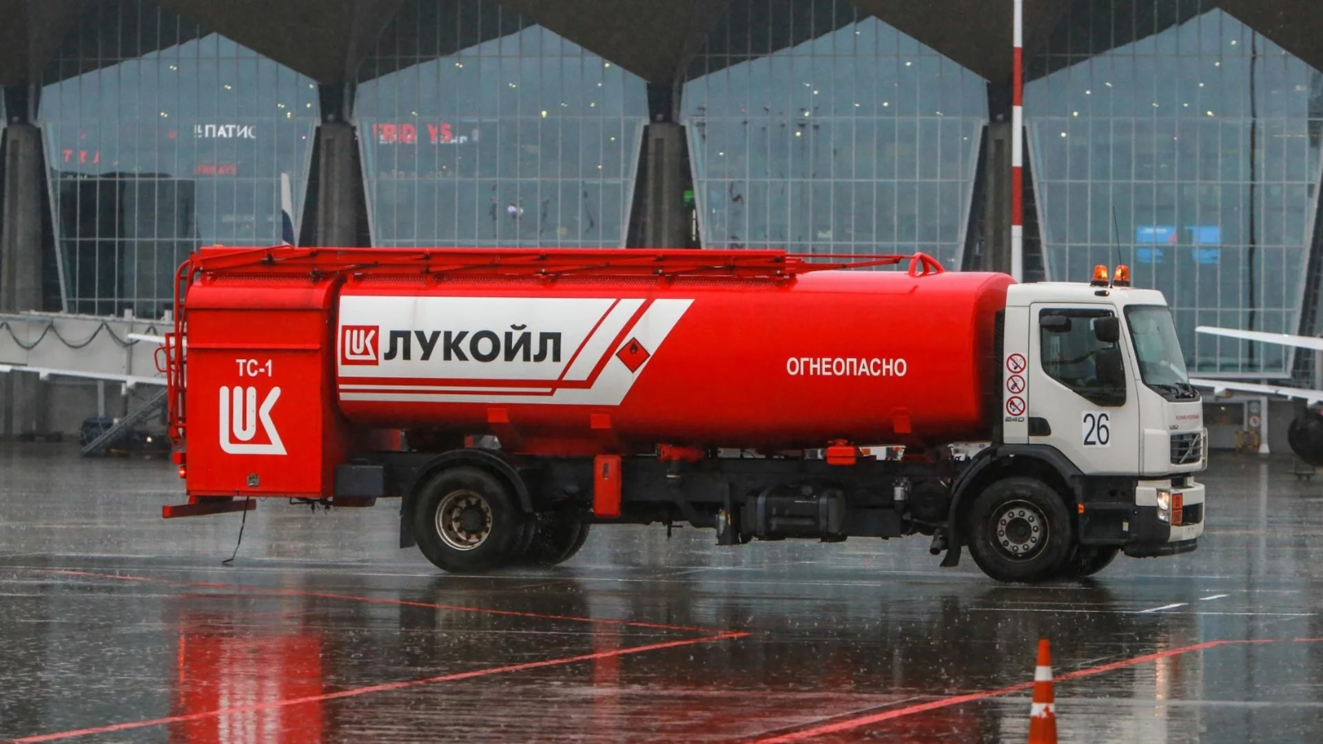 "Адски смърди": Още санкции може да ударят "Лукойл", смята бивш енергиен министър