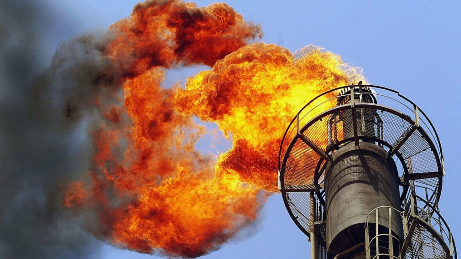 Саратовската рафинерия гори, руска авиобомба рикошира и гръмна другаде (ВИДЕО)