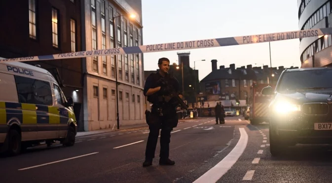 Повдигнаха 11 обвинения на нападателя от влака във Великобритания