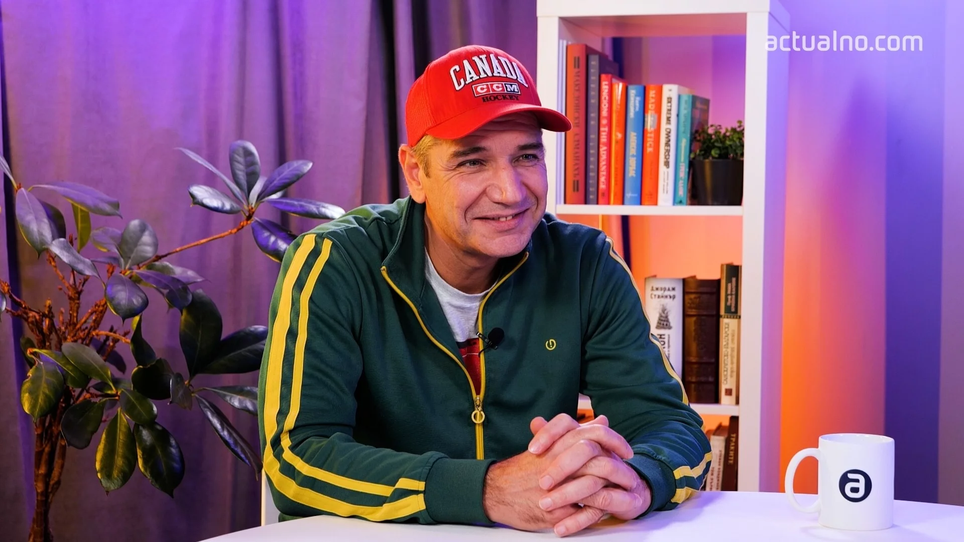 За прошката и добрината, през призмата на абсурда: Свежен Младенов в Студио Actualno