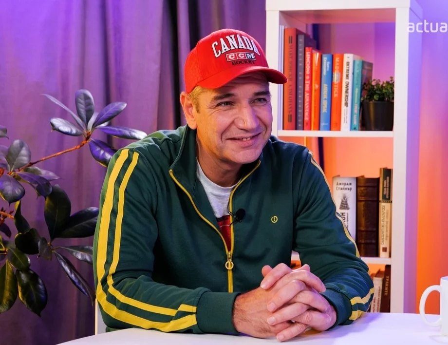 За прошката и добрината, през призмата на абсурда: Свежен Младенов в Студио Actualno