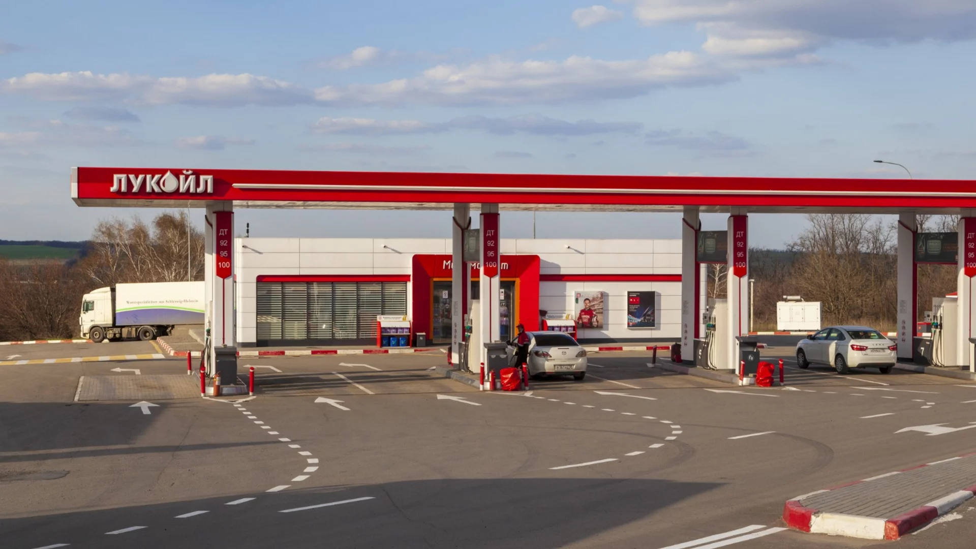 Какво може да повиши цените на горивата у нас? Енергийни експерти за съдбата на "Лукойл"