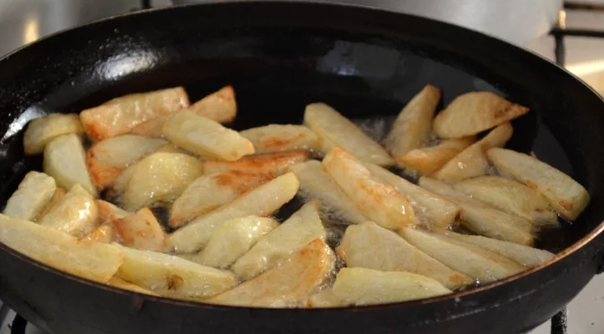 Пържените картофи повече няма да залепват за тигана - опитайте този трик с лед