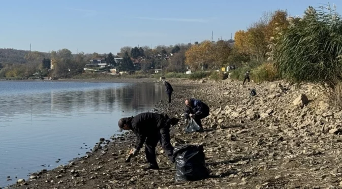 Десетки русенци се включиха в доброволческата акция за почистване на язовира в Николово