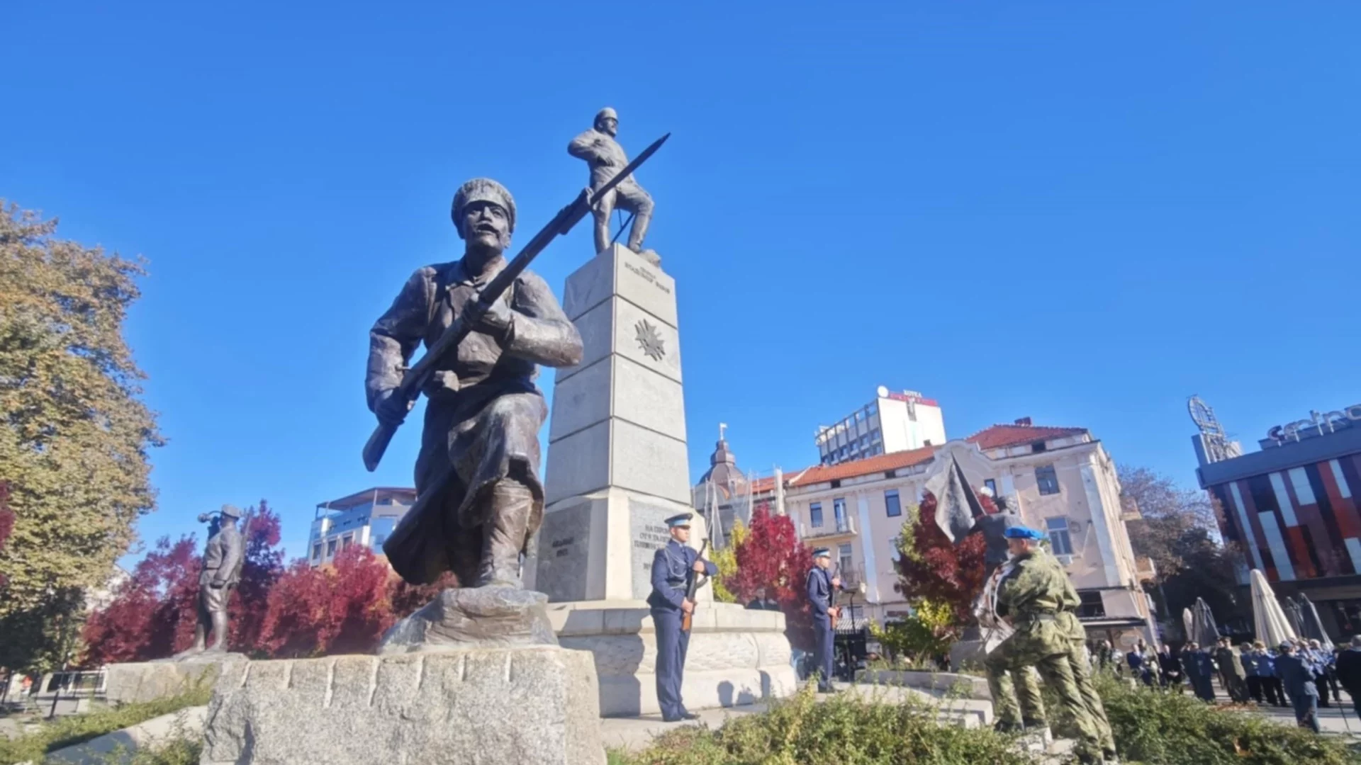 С военен ритуал и панихида на Архангелова задушница Плевен почете българските воини