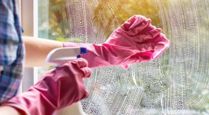 Няколко капки на литър вода: Тази течност почиства прозорците без да оставя следи