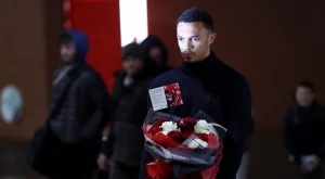 Писмото на Трент, което разплака целия стадион (СНИМКИ)