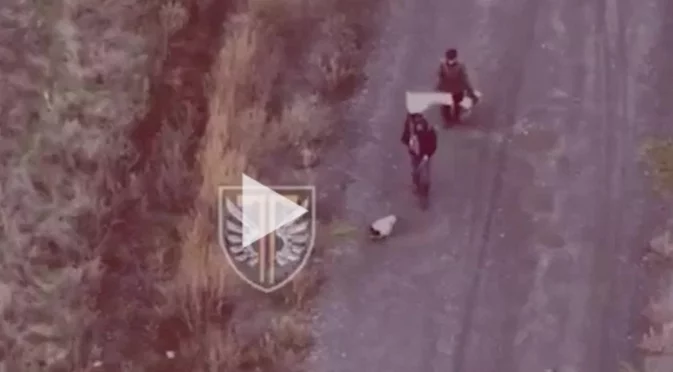 Ново руско зверство: Руснаците убиха хладнокръвно мъж, жена и куче, вървящи с бяло знаме