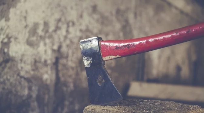 Пускат под гаранция мъж, заплашвал полицаи с убийство с брадва