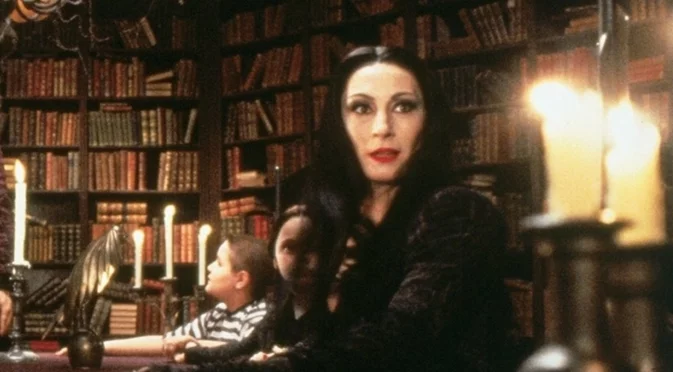 Любима риалити звезда заприлича на героиня от "Семейство Адамс" (СНИМКИ)