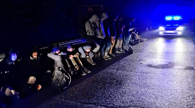 Откриха нелегални мигранти, натъпкани в метален сандък в кола на Кулата