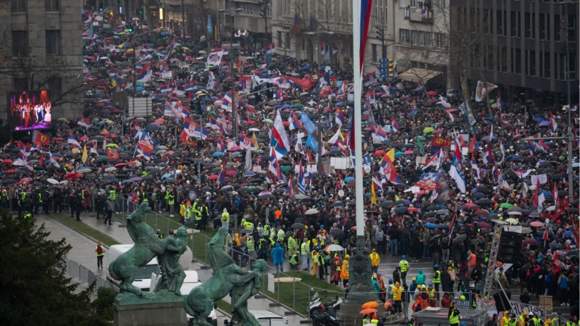 В подкрепа на майка на жертва от трагедията в Нови Сад: Ученици и студенти пристигнаха пеша в Белград