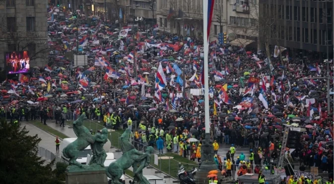 В подкрепа на майка на жертва от трагедията в Нови Сад: Ученици и студенти пристигнаха пеша в Белград