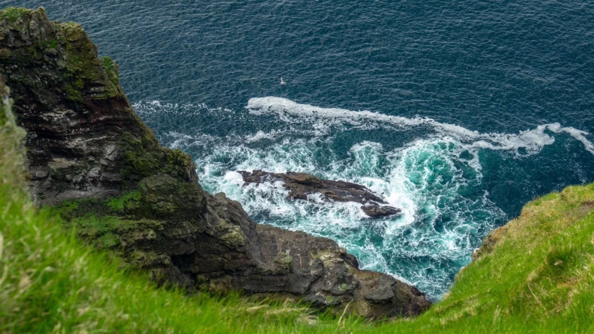Мъж се снима с бременната си съпруга, преди да я блъсне в пропаст (СНИМКА)