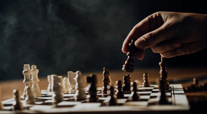 Международната федерация по шахмат е заплашила ММС, че може да извади българските състезатели от своите турнири