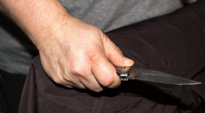 “Искате ли да ви наръгам?“: Задържаха под стража мъж, заплашвал деца